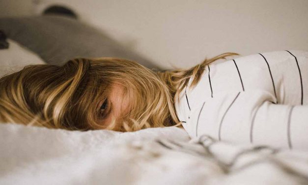 Formigueiro nas mãos ao despertar: Causas, e como o evitar