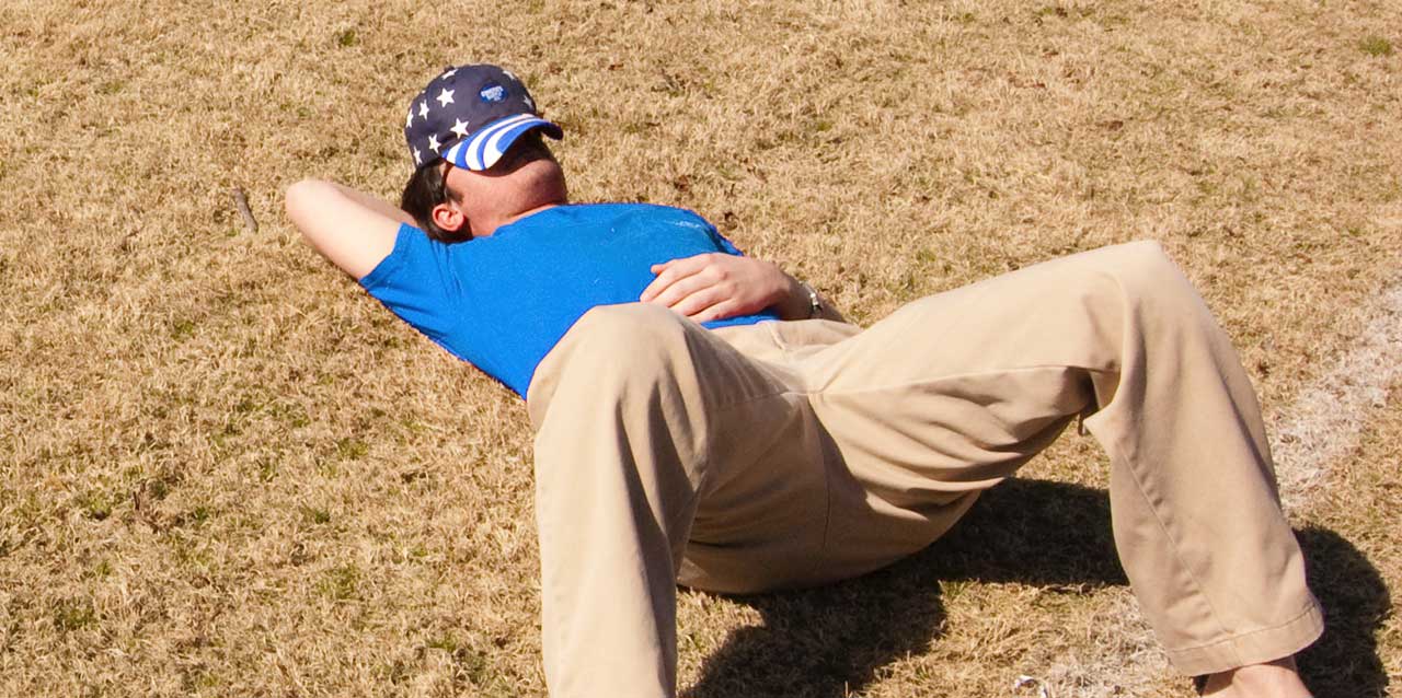 rapaz a dormir no campo de futebol