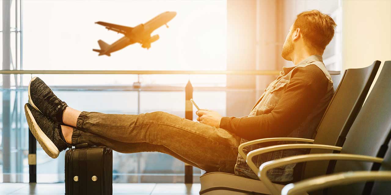 homem no aeroporto
