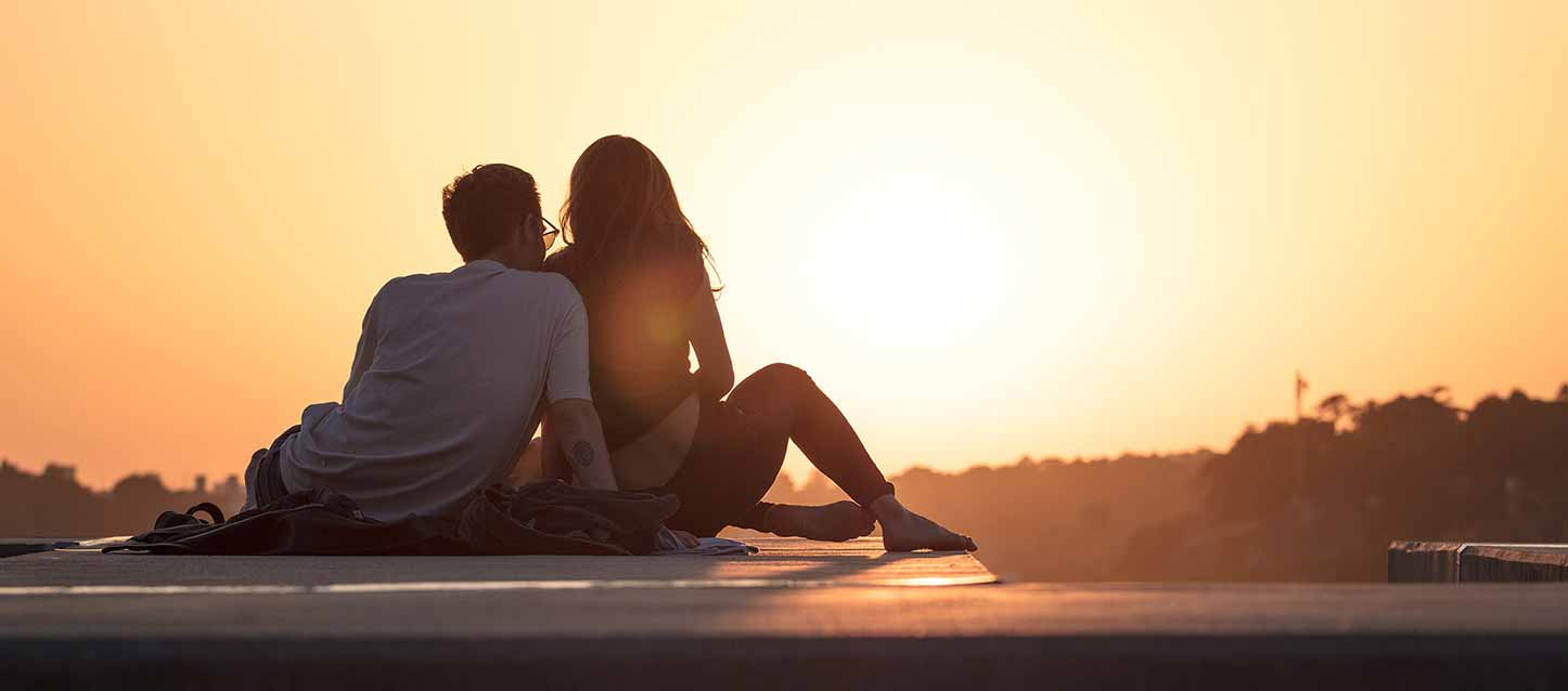 casal ao pôr-do-sol