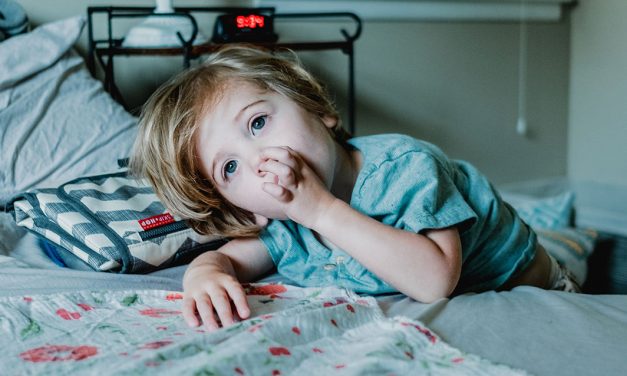 Como ensinar os seus filhos a fazer a cama