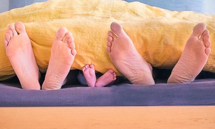 É bom ou mau para as crianças dormirem com os pais