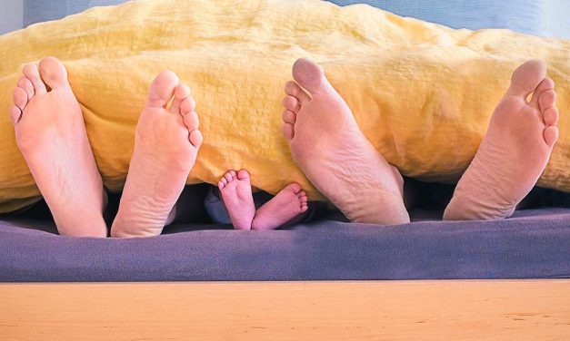 É bom ou mau para as crianças dormirem com os pais