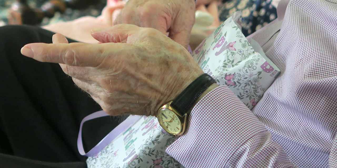 homem idoso com gelógio no pulso