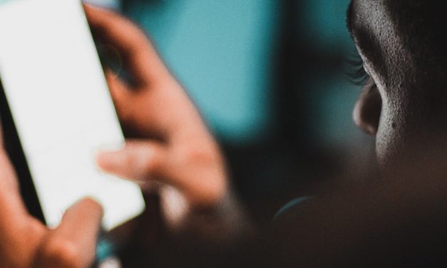 Evitar dormir com o telemóvel: 3 razões para não o fazer