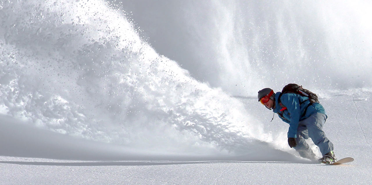 homem a fazer snowboard