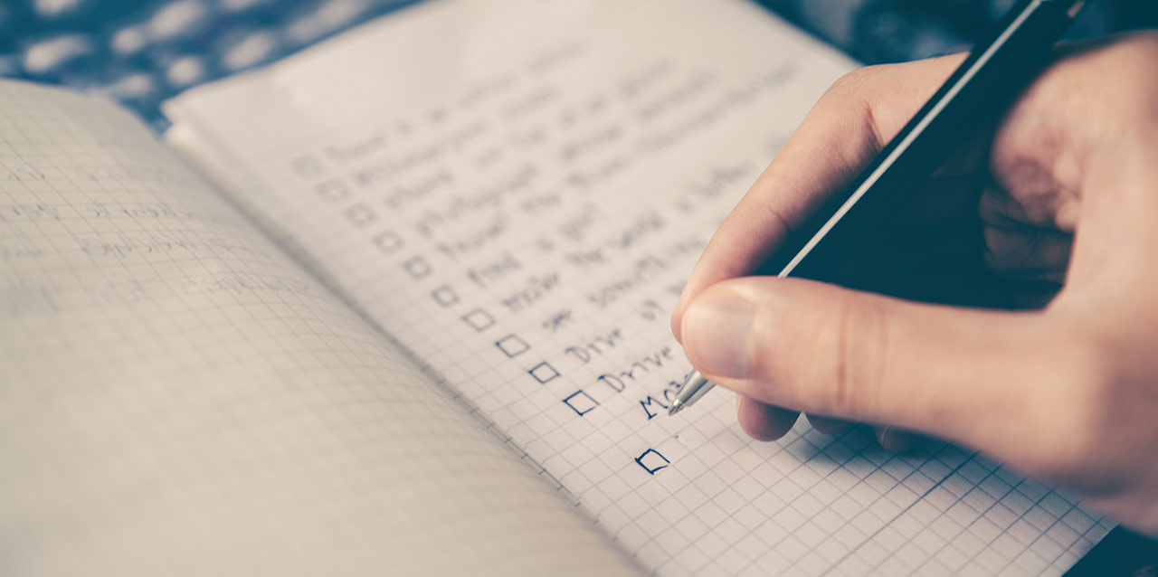 checklist em livro quadriculado