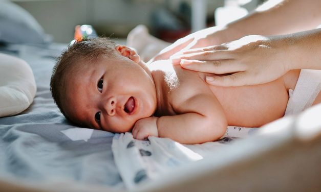 Quando é posso deixar que o meu bebé durma de barriga para baixo?