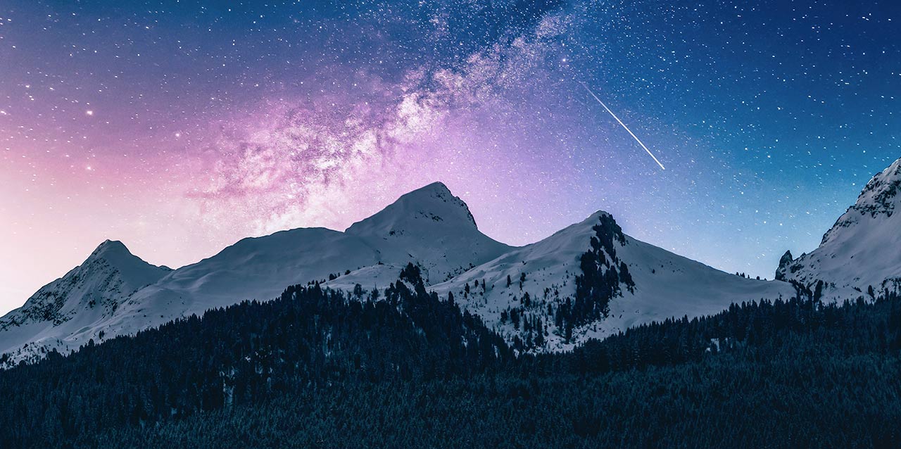 céu estrelado em bosque a nevar com montanhas