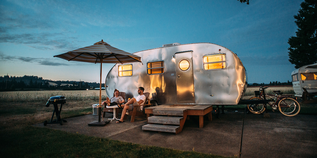 autocaravana com sombrinha e churrasqueira