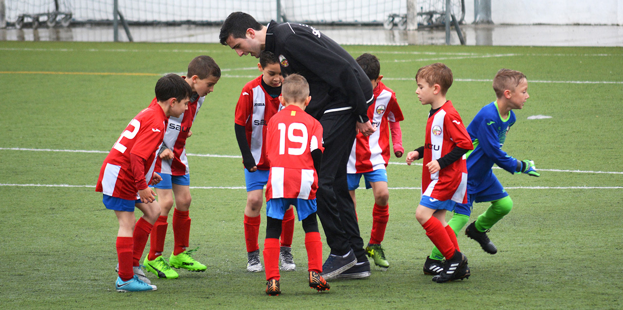 treinador com equipa de futebol infantil