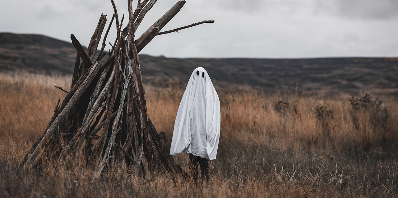 menino difarçado de fantasma com lençol