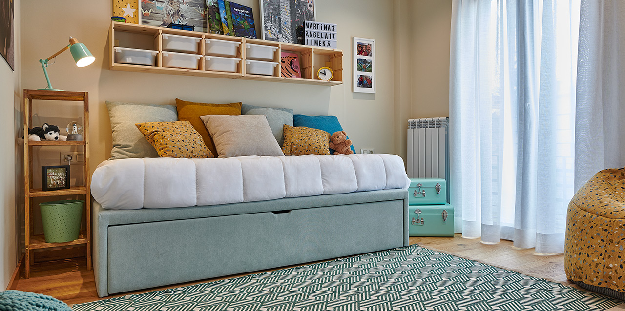 quarto infantil com estrado duplo azul