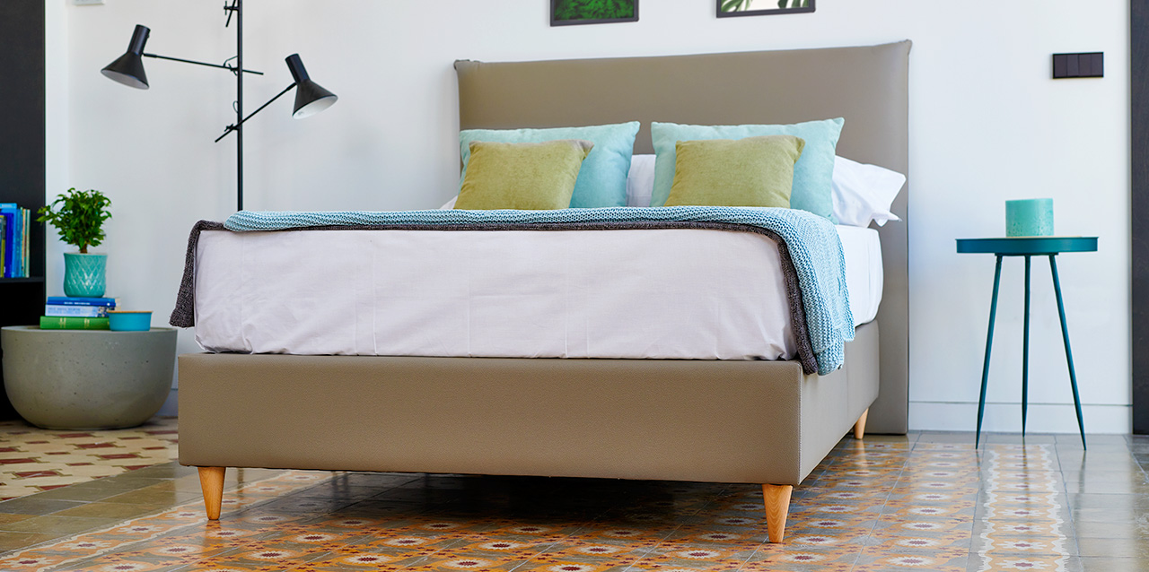 cama japonesa em quarto iluminado