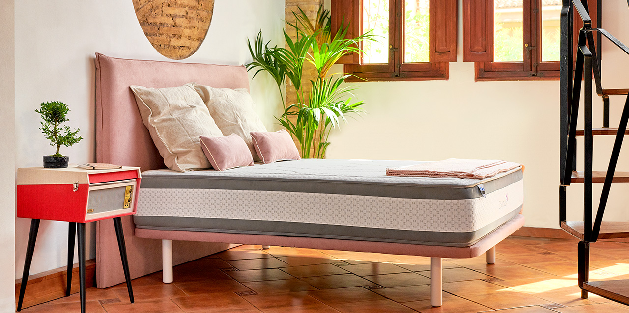 cama com estrado e cabeceira rosa