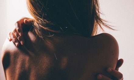 Dor nas costas ao dormir: porque acontece e quais as soluções que tem