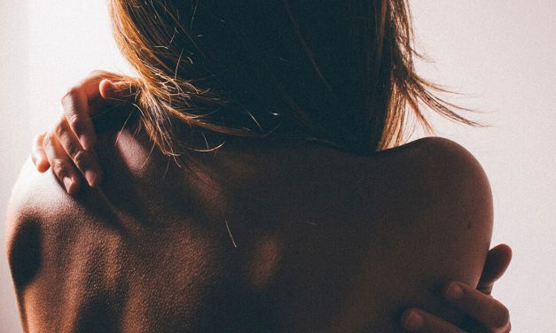 Dor nas costas ao dormir: porque acontece e quais as soluções que tem