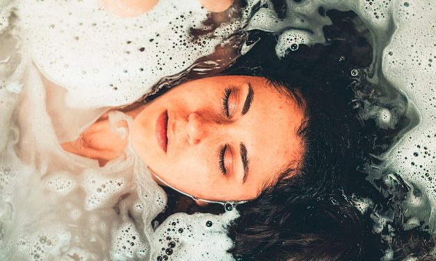 Dormir com o cabelo molhado: Sim ou não?