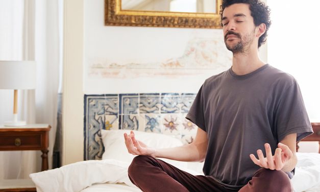 6 posturas que o relaxam antes de ir para a cama