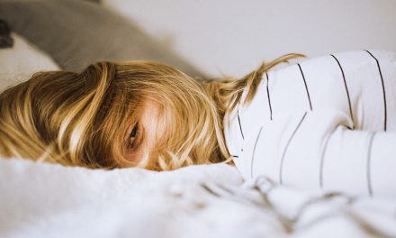 Como dormir depois de uma extração de um dente do siso