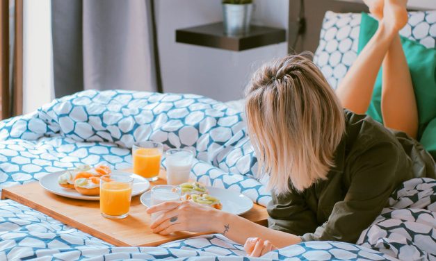 Pequeno-almoço na cama? Truques para evitar manchar o colchão