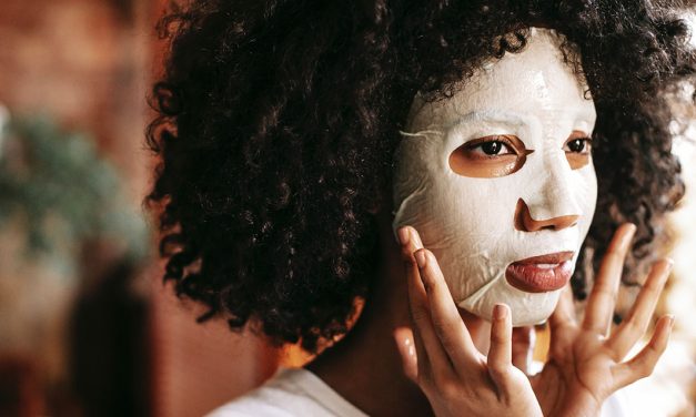 Vantagens de dormir com uma máscara facial