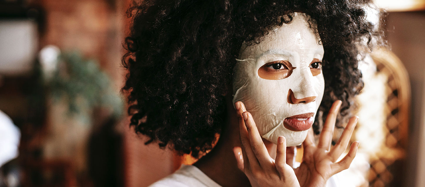 Vantagens de dormir com uma máscara facial