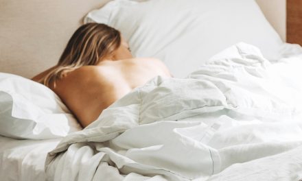 Melhor Almofada para Dormir de Lado: Como a Escolher, e Qual É