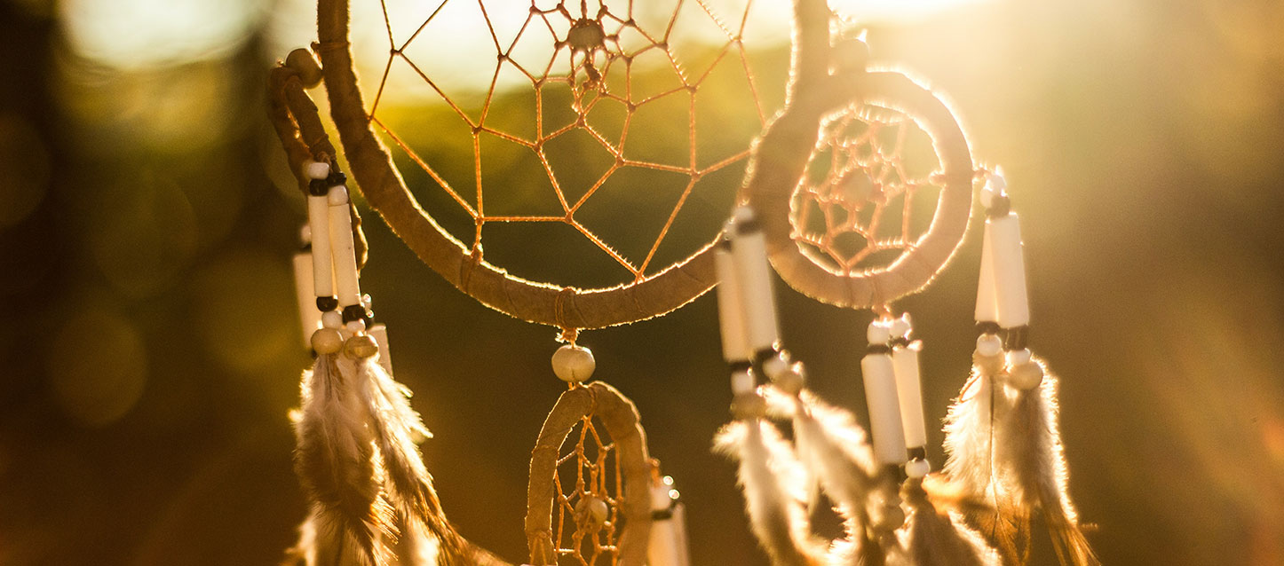 apanhador de sonhos pendurado, com reflexos devido ao sol
