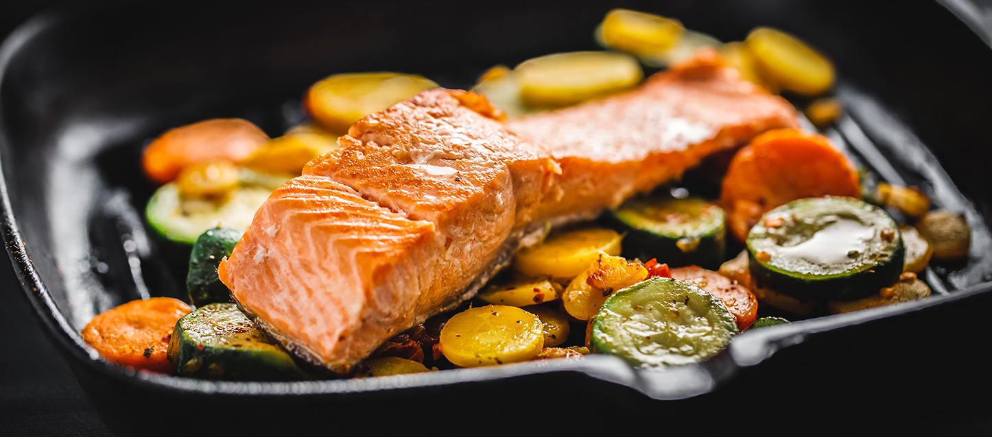 pedaço de salmão com legumes grelhados