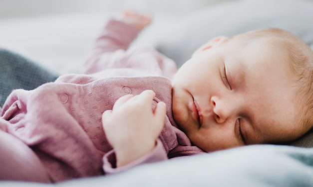 Como embrulhar um bebé para dormir no verão
