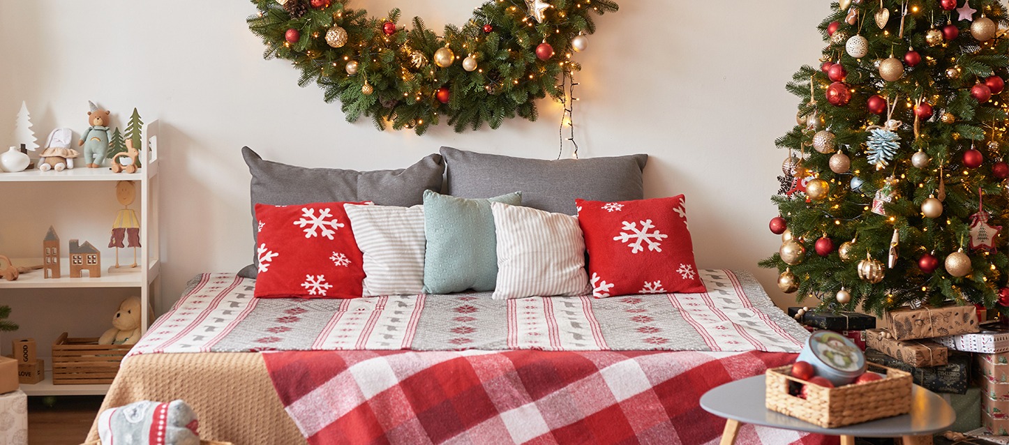quarto decorado com motivos invernais e natalícios