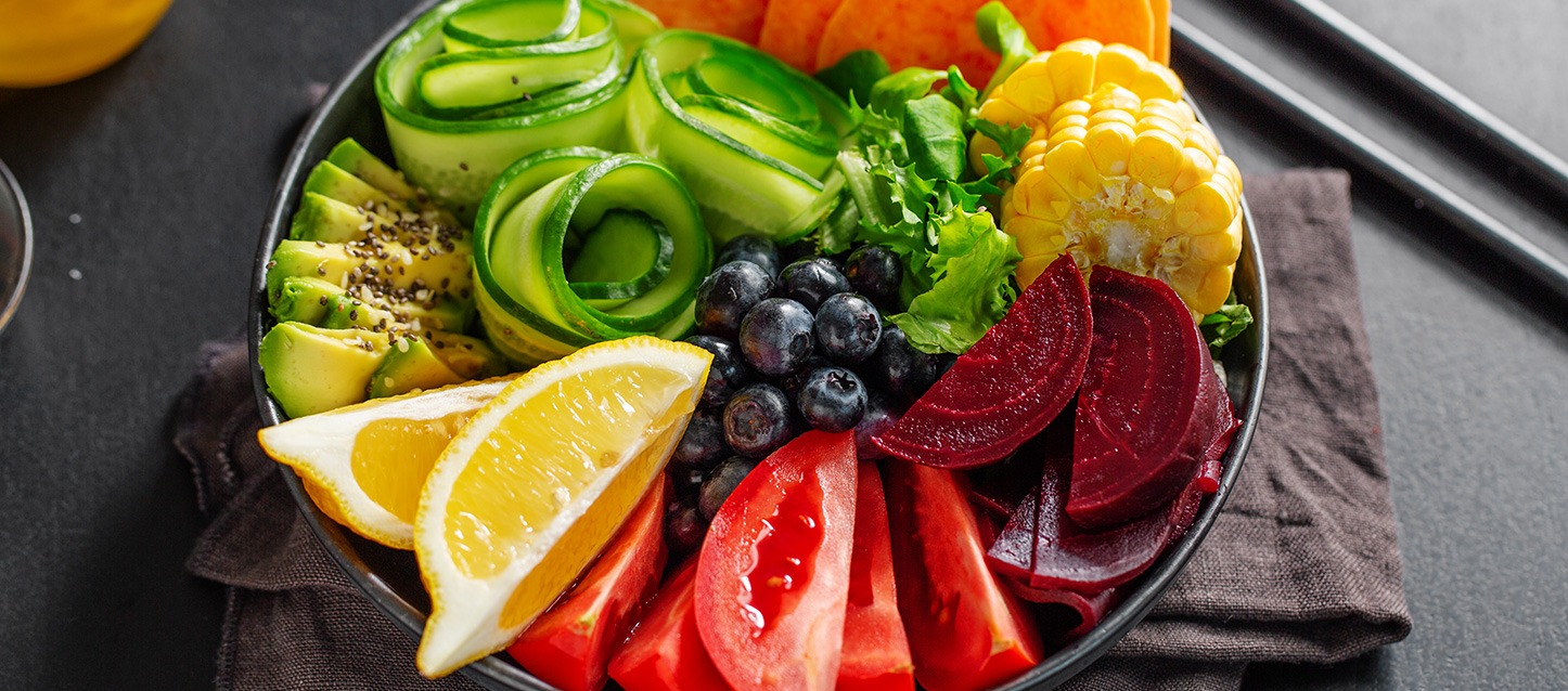 salada com tomate, beterraba, milho, curgete, abóbora, amoras e limão