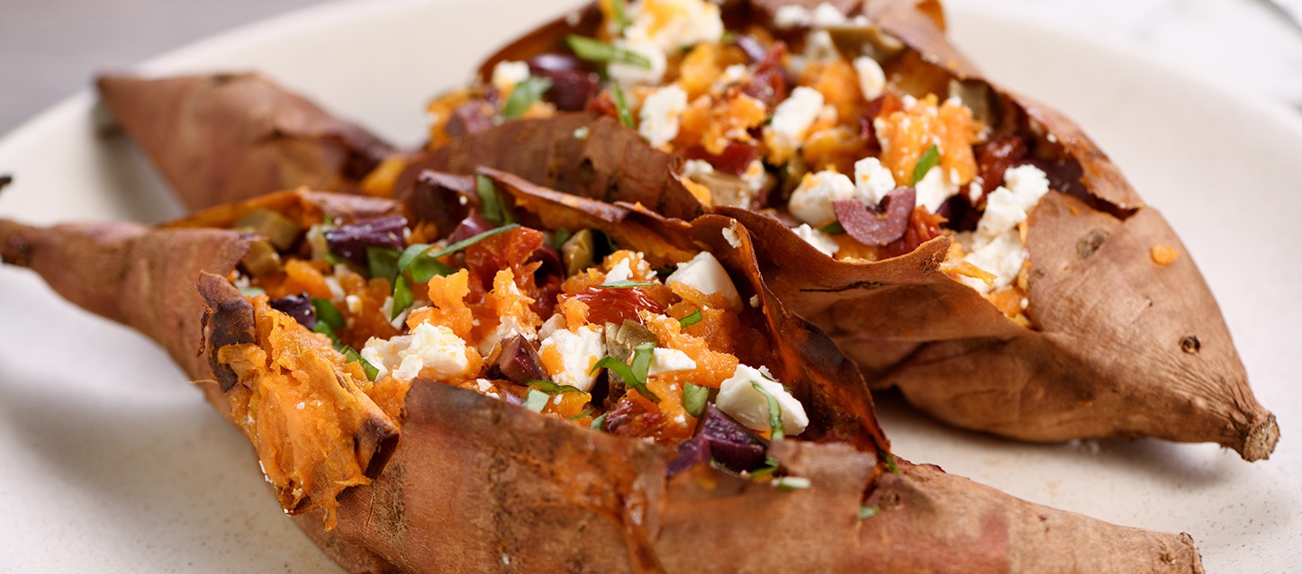 duas batatas-doce recheadas de vários ingredientes