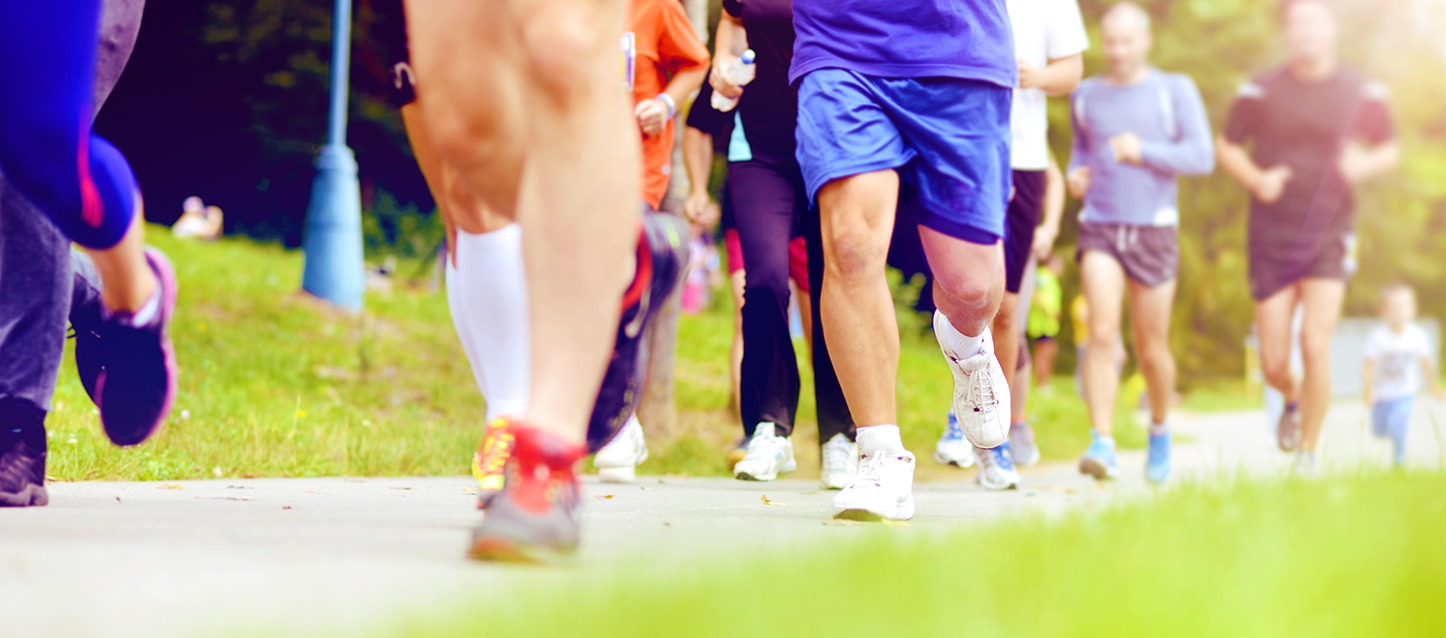 Grupo de pessoas a correr em calções.