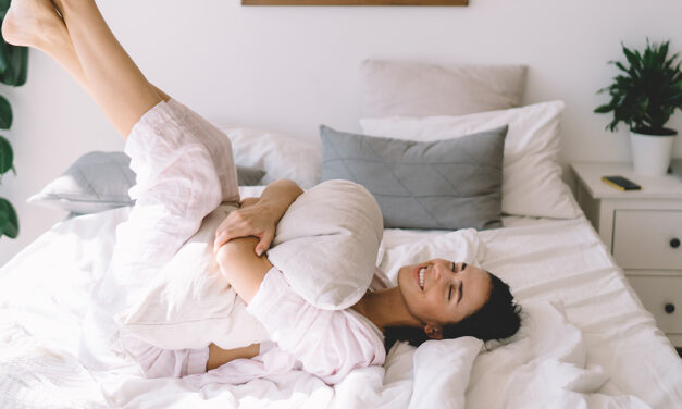 Os benefícios de dormir com uma almofada entre as pernas